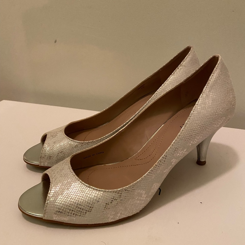 Tahari White and silver peep toe short heel